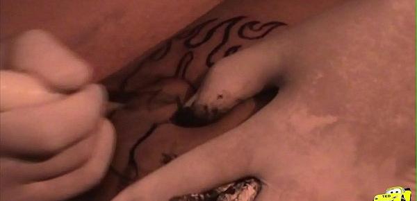  Soraya Carioca a famosa tatoo sendo feita